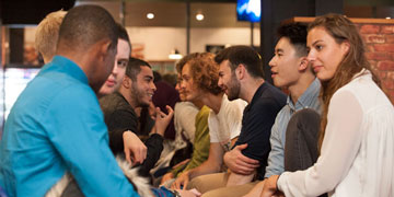 一组学生坐在一起讨论